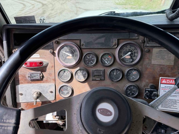 2000-peterbilt-357-image-32