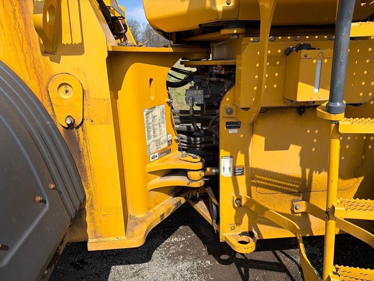 2022-john-deere-844-image-10