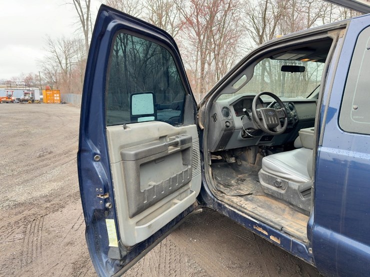2012-ford-f550-xl-image-28