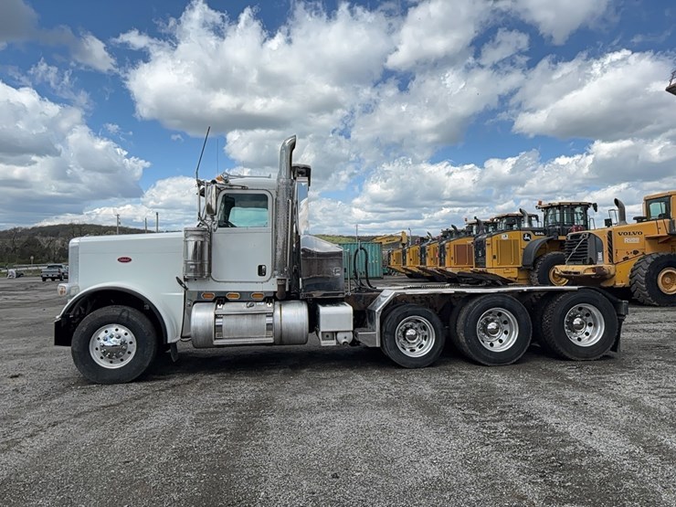 2013-peterbilt-388-image-1