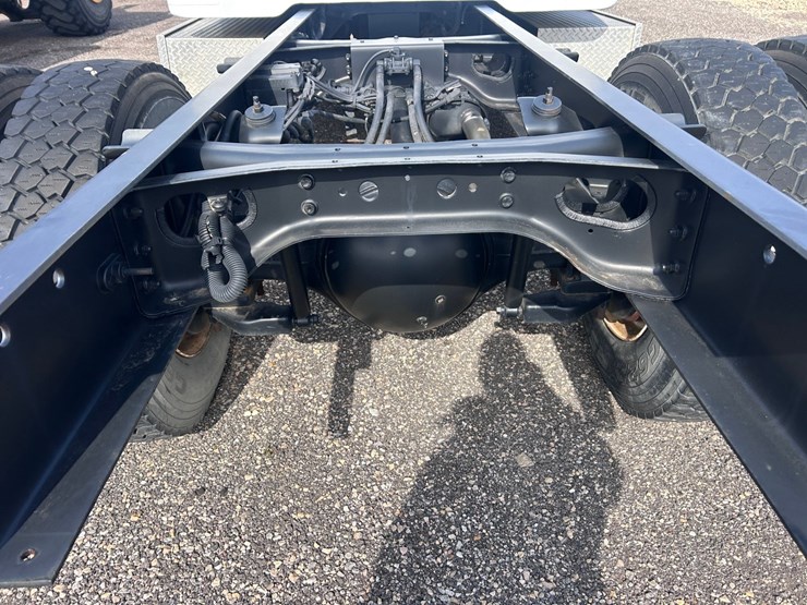 #1008-•-international-cab-and-chassis-image-38