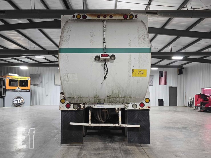 2008-peterbilt-320-image-8