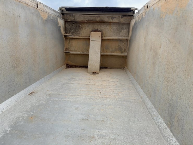 2015-peterbilt-567-image-25