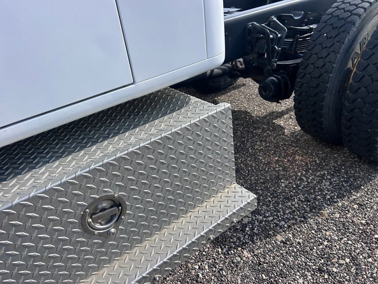 #1008-•-international-cab-and-chassis-image-15