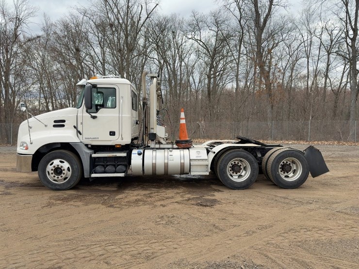 2018-mack-pinnacle-cxu613-image-2