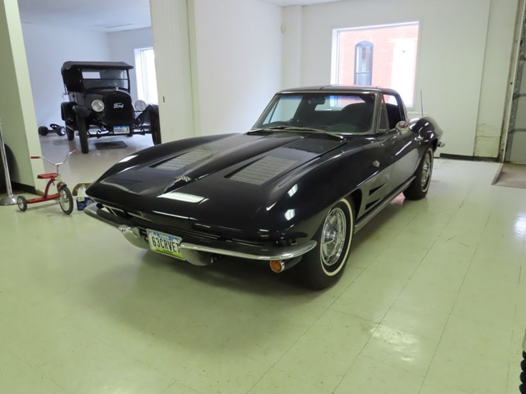 1963-chevrolet-corvette-stingray-split-window-coupe-image-46