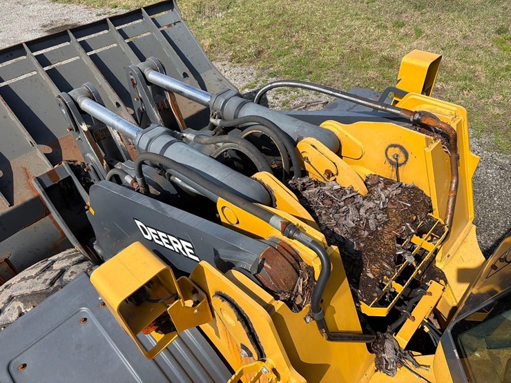 2022-john-deere-844-image-18