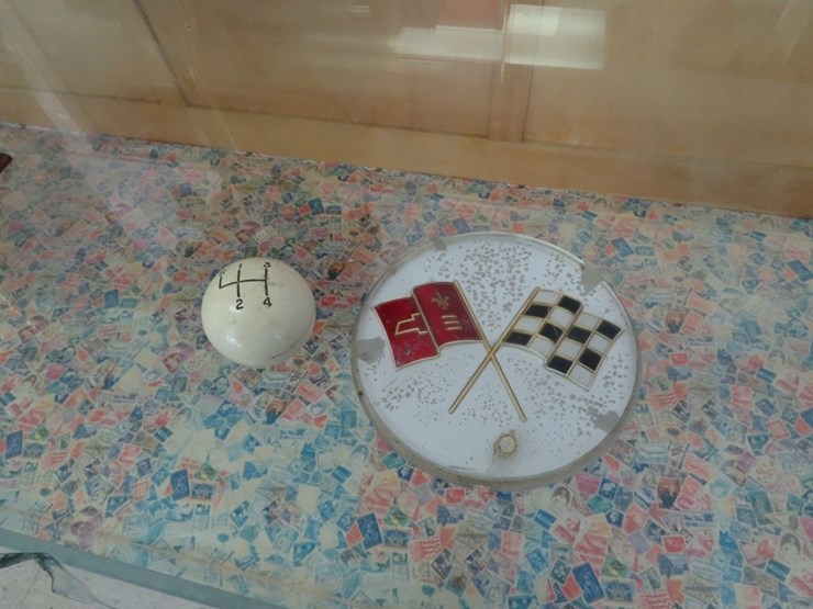 chevrolet-corvette-white-4-speed-shift-knob-and-corvette-emblem-image-1