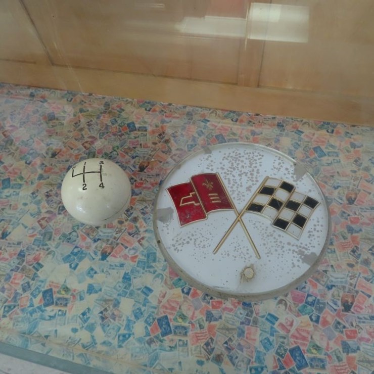 Chevrolet Corvette White 4 speed Shift Knob and Corvette Emblem