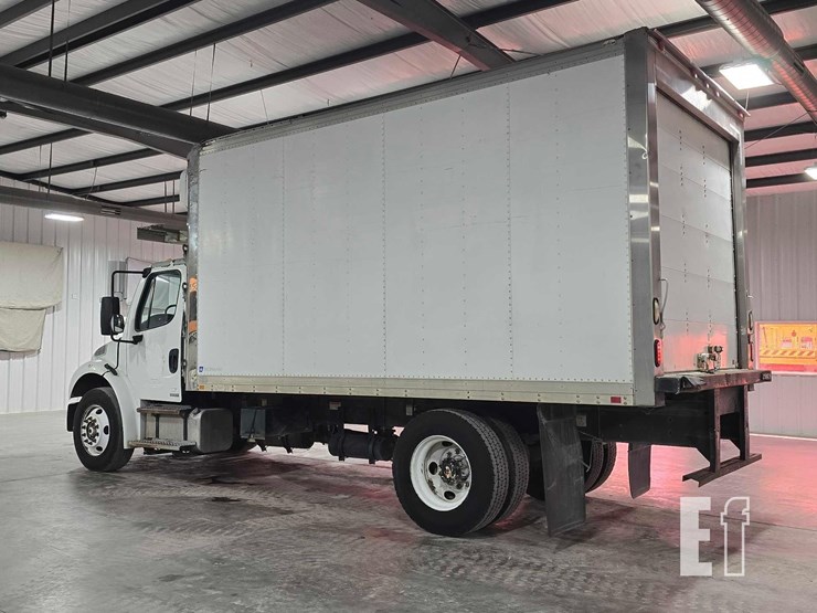 2009-freightliner-business-class-m2-106-image-4