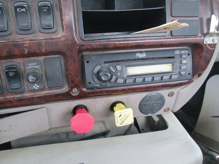 #46168-•-inop-2006-mack-613-vision-t/a-daycab-truck-tractor-1m1ak06yx6n010204-image-45