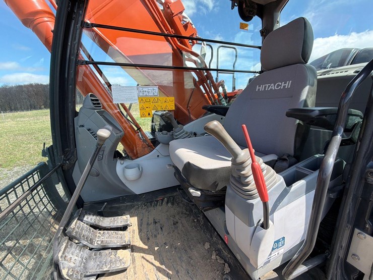 2020-hitachi-zx200-image-25