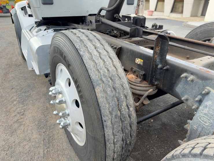 2015-peterbilt-567-image-15