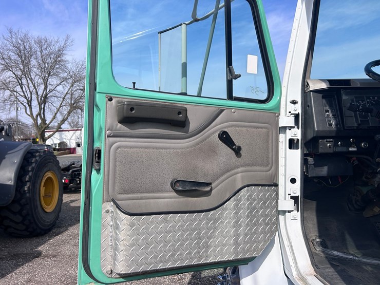 #1008-•-international-cab-and-chassis-image-43