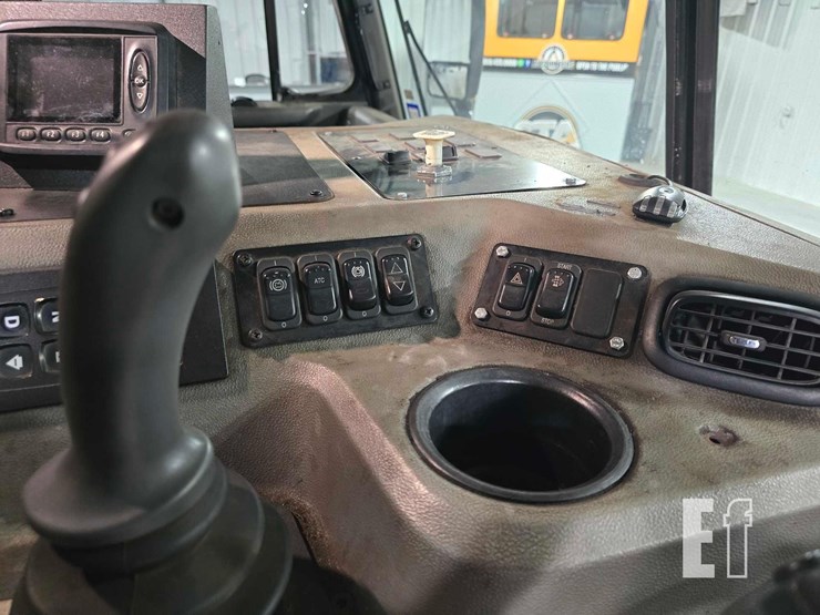 2018-peterbilt-320-image-16