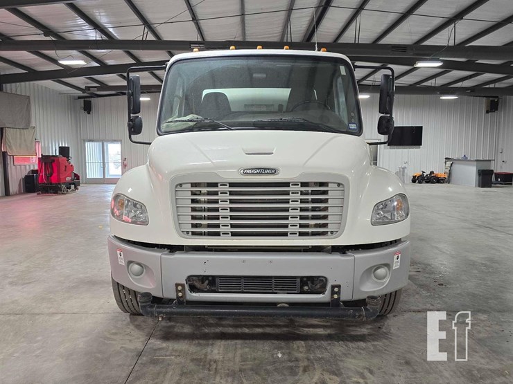 2022-freightliner-business-class-m2-106-image-7