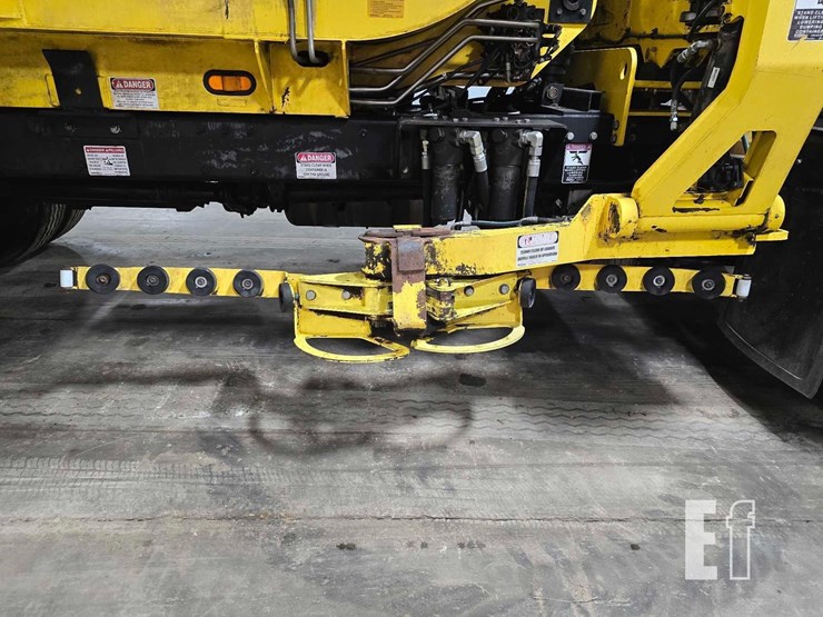 2018-peterbilt-320-image-23