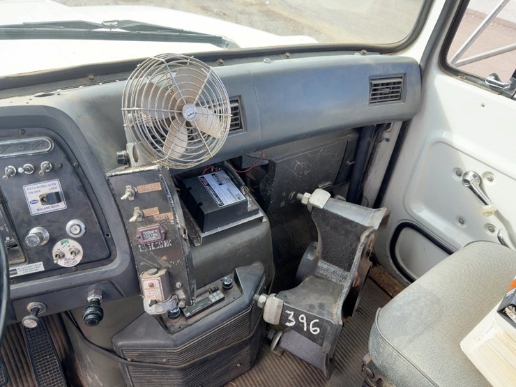 1987-ford-l9000-image-26