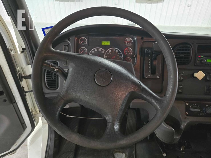 2012-freightliner-business-class-m2-106-image-10