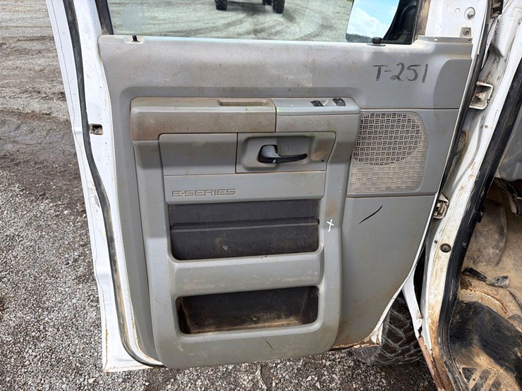 2014-ford-e350-image-11