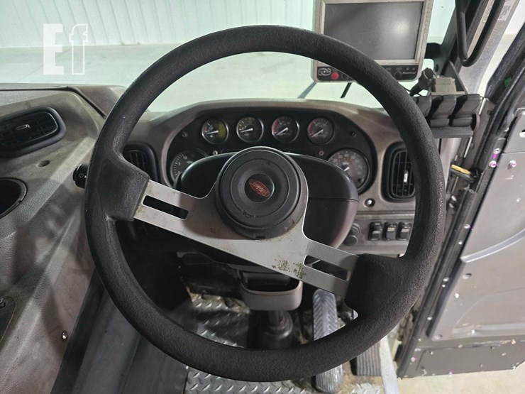 2018-peterbilt-320-image-10