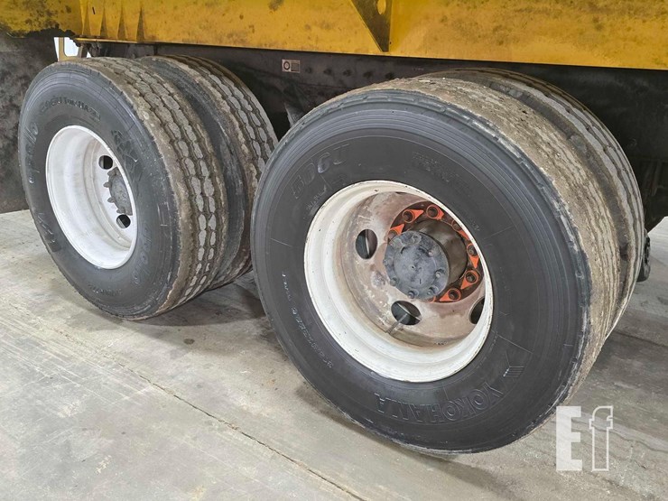 2018-peterbilt-320-image-34