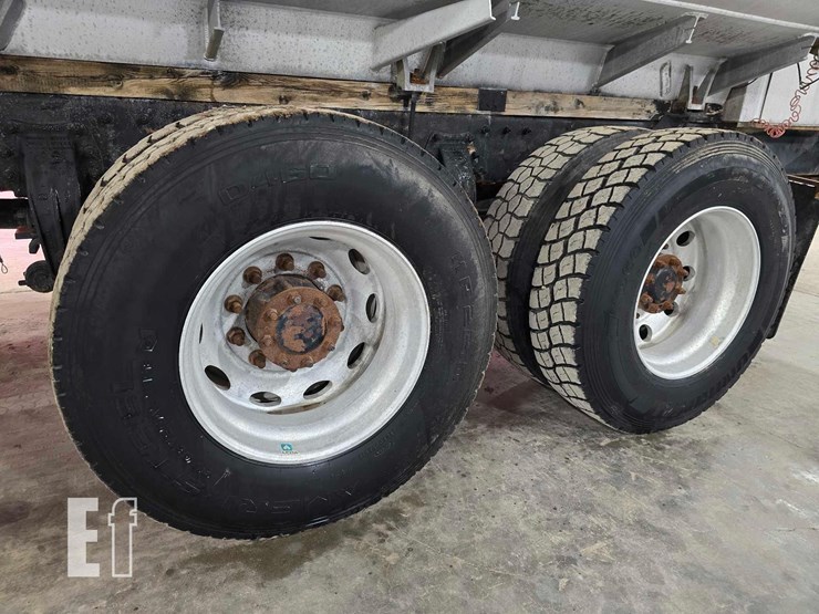 2009-peterbilt-340-image-27