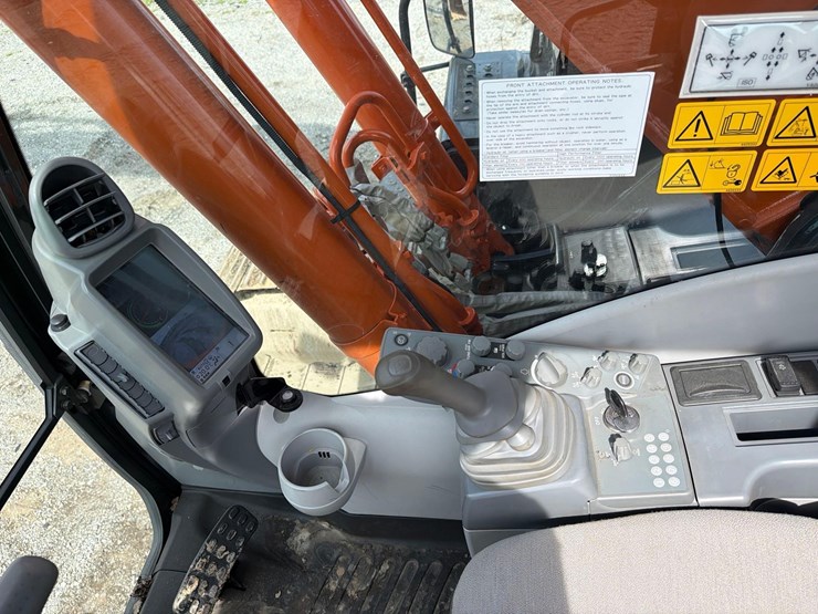 2020-hitachi-zx200-image-28