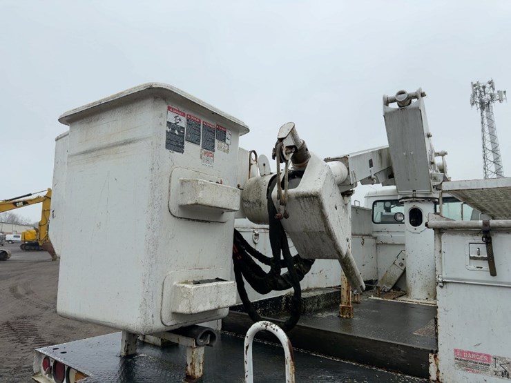 2002-freightliner-fl70-image-23