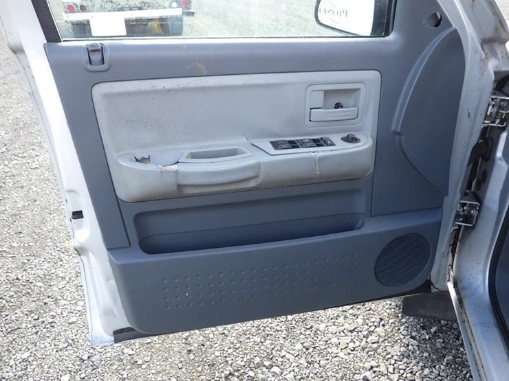 2005-dodge-dakota-image-24