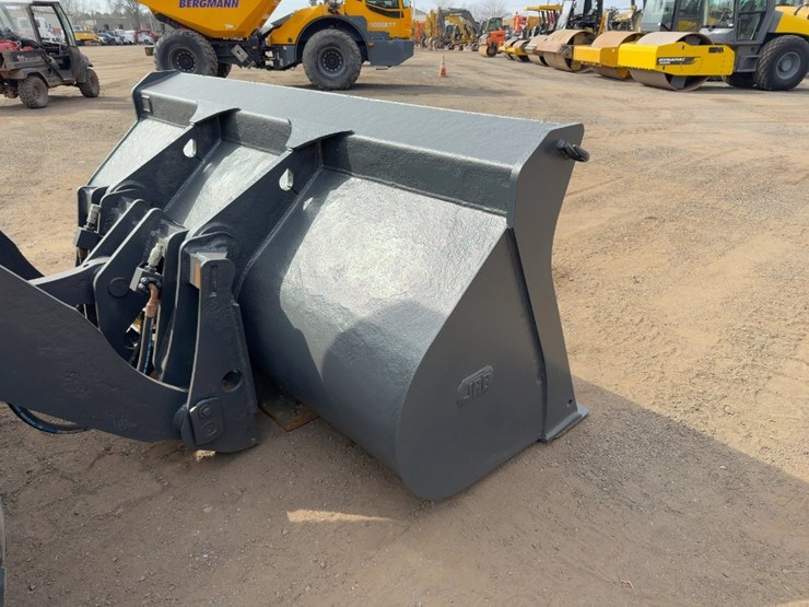 2013-komatsu-wa250pz-6-image-11