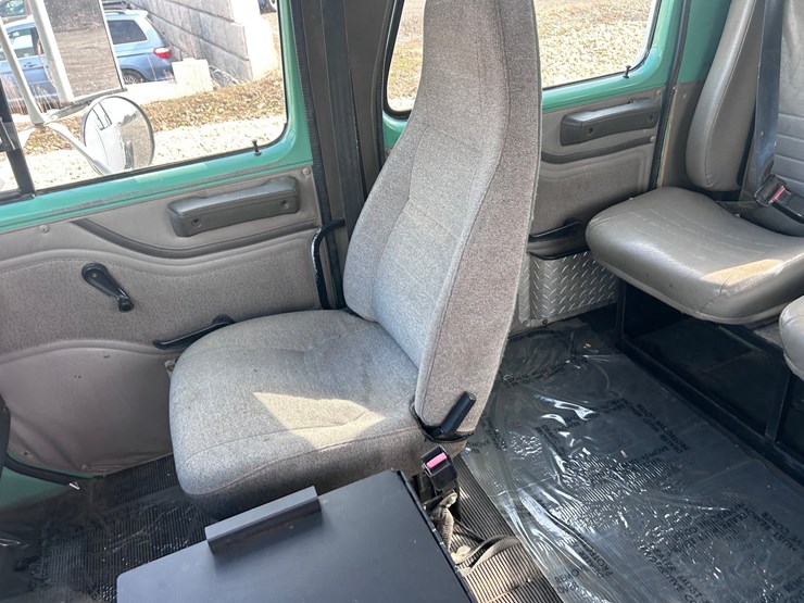 #1008-•-international-cab-and-chassis-image-46