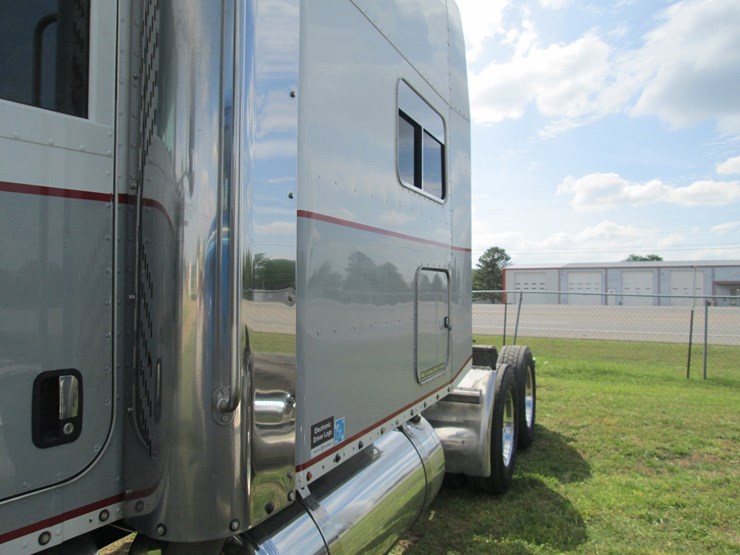 2008-peterbilt-389-image-17
