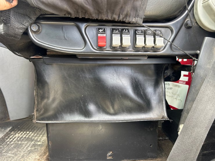 2010-massey-ferguson-8-image-65