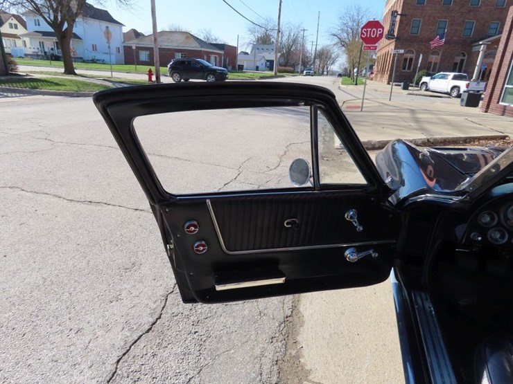 1963-chevrolet-corvette-stingray-split-window-coupe-image-11