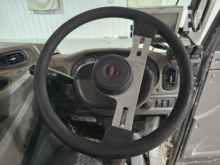 2018-peterbilt-320-image-10