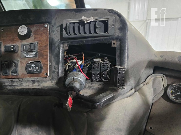 2008-peterbilt-320-image-18