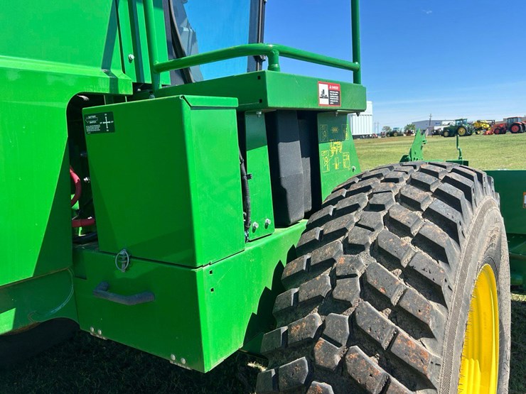 2022-john-deere-w235m-image-40