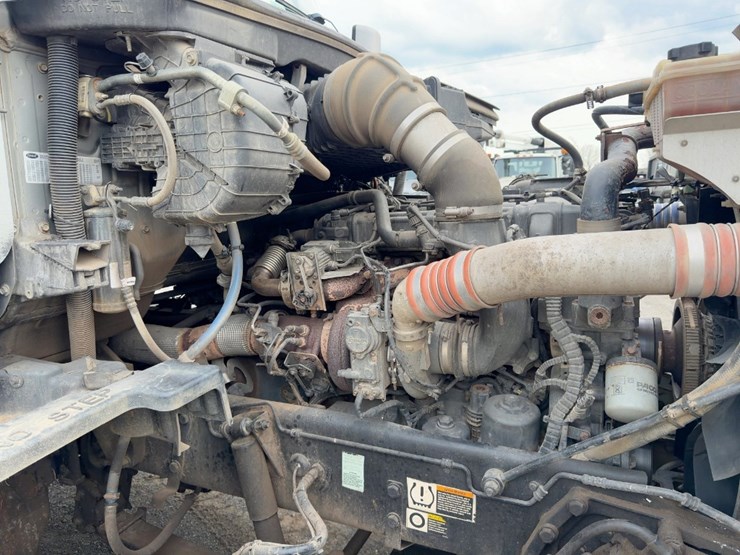 2015-peterbilt-567-image-11