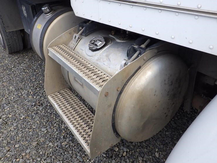 2010-peterbilt-337-image-17