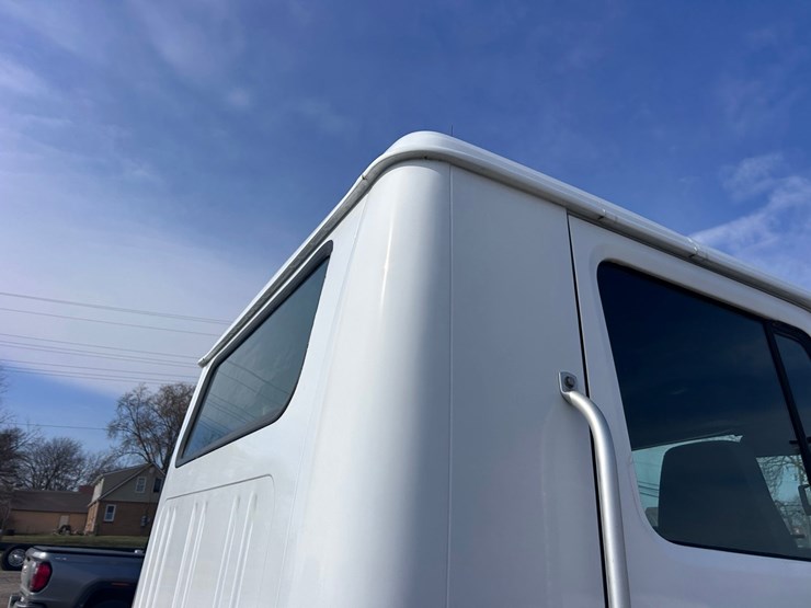 #1008-•-international-cab-and-chassis-image-27