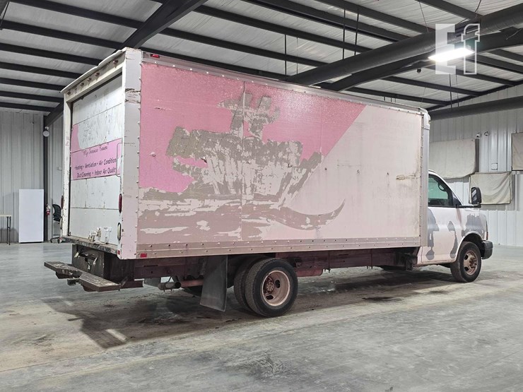 2005-gmc-savana-g3500-image-3