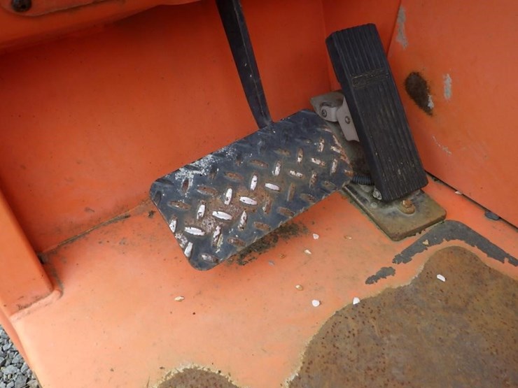 2011-jlg-10054-telescopic-reach-lift-image-32