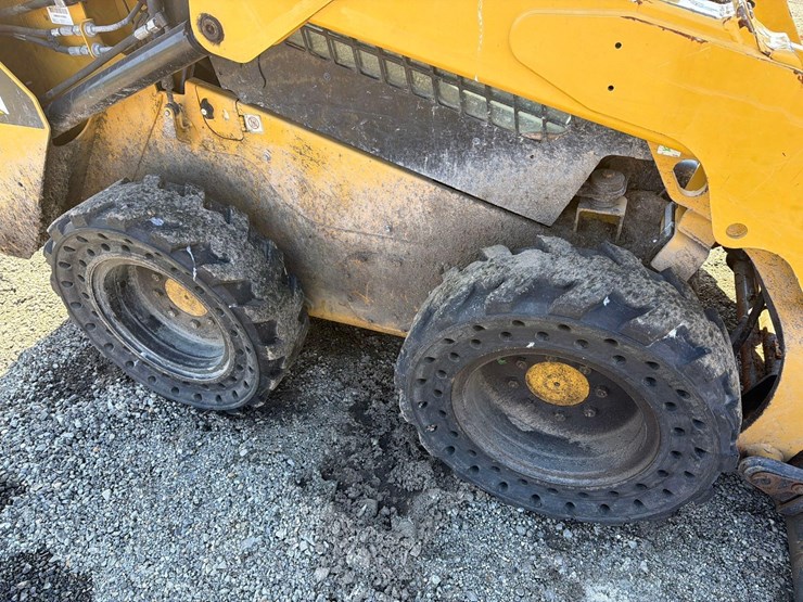 2019-caterpillar-242d-image-16