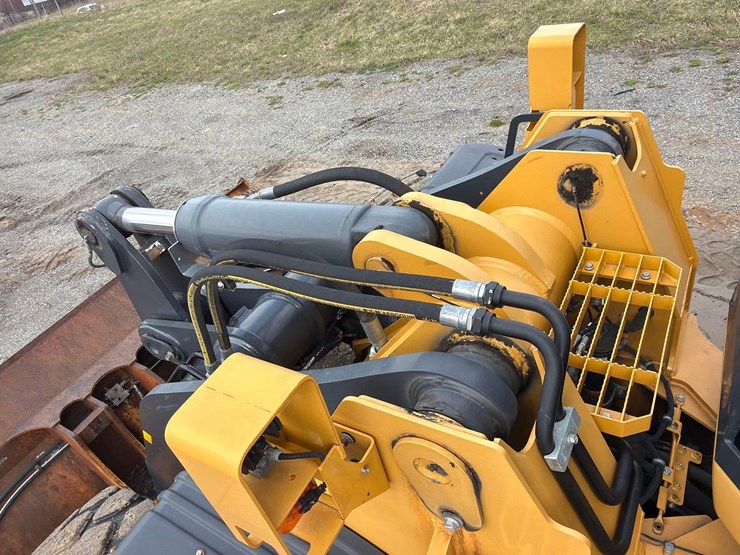 2020-deere-744l-image-17