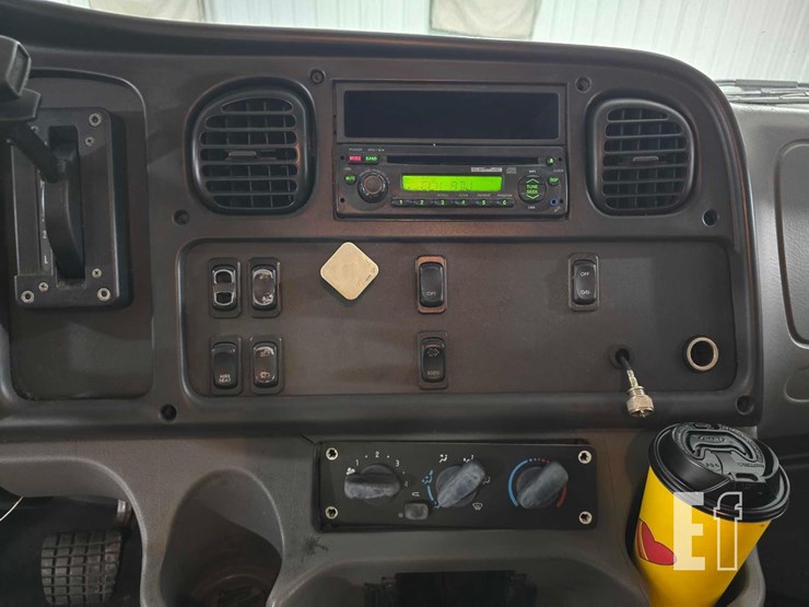 2012-freightliner-business-class-m2-106-image-15