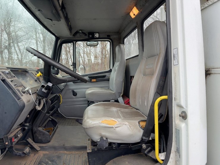 2002-freightliner-fl70-image-29