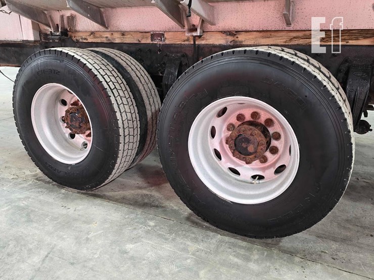 2009-peterbilt-340-image-30