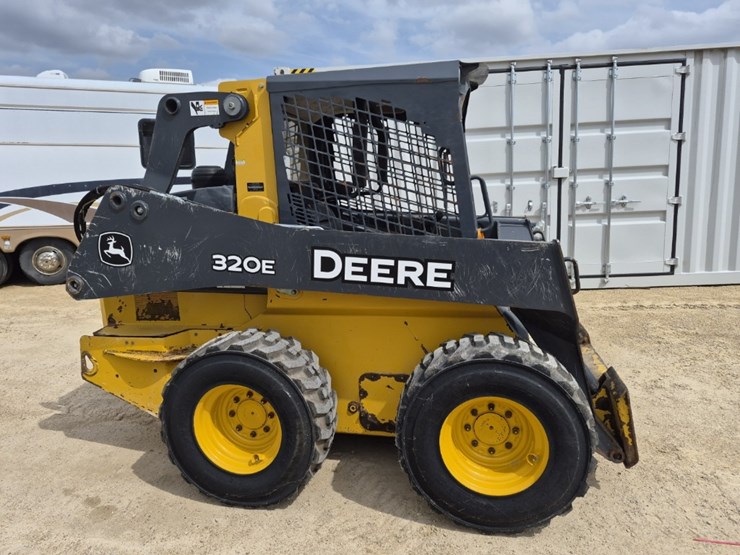 deere-320e-image-6