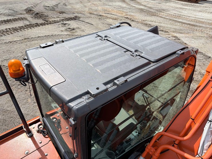 2020-hitachi-zx200-image-22